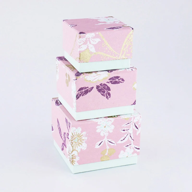 Scatole Quadrata con Decorazione a Fiori Rosa Cartapesta 10 x 10 x 7 cm