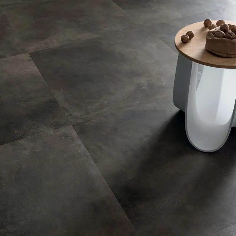 Gres Porcellanato Effetto Cemento Rettificato Naturale 100x100 8.5mm Nero Corten Make - Gardenia Orchidea